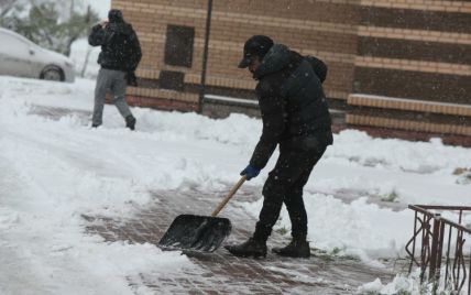 Киев уже двое с половиной суток чистят от снега: что происходит в городе сегодня и какую погоду прогнозируют