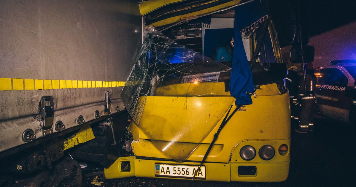 В Киеве маршрутка врезалась в фуру. Есть пострадавшие