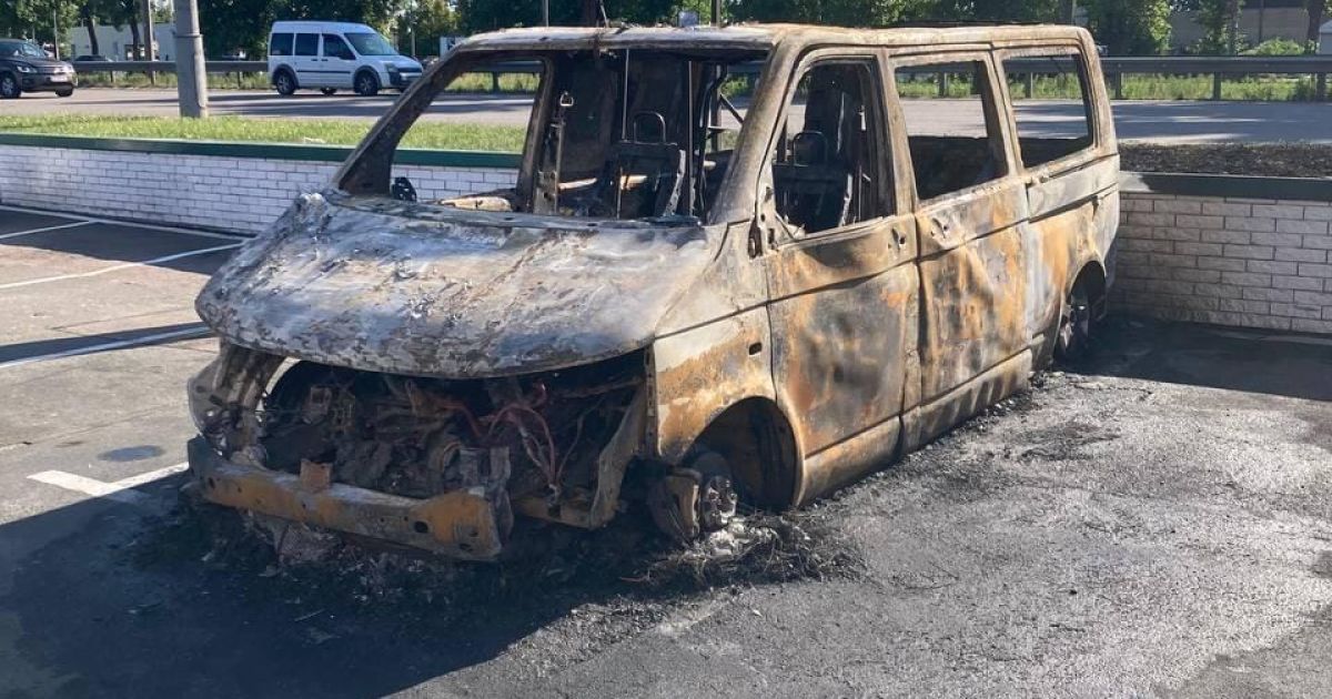Авто медичної служби очікувало ремонту в Києві.