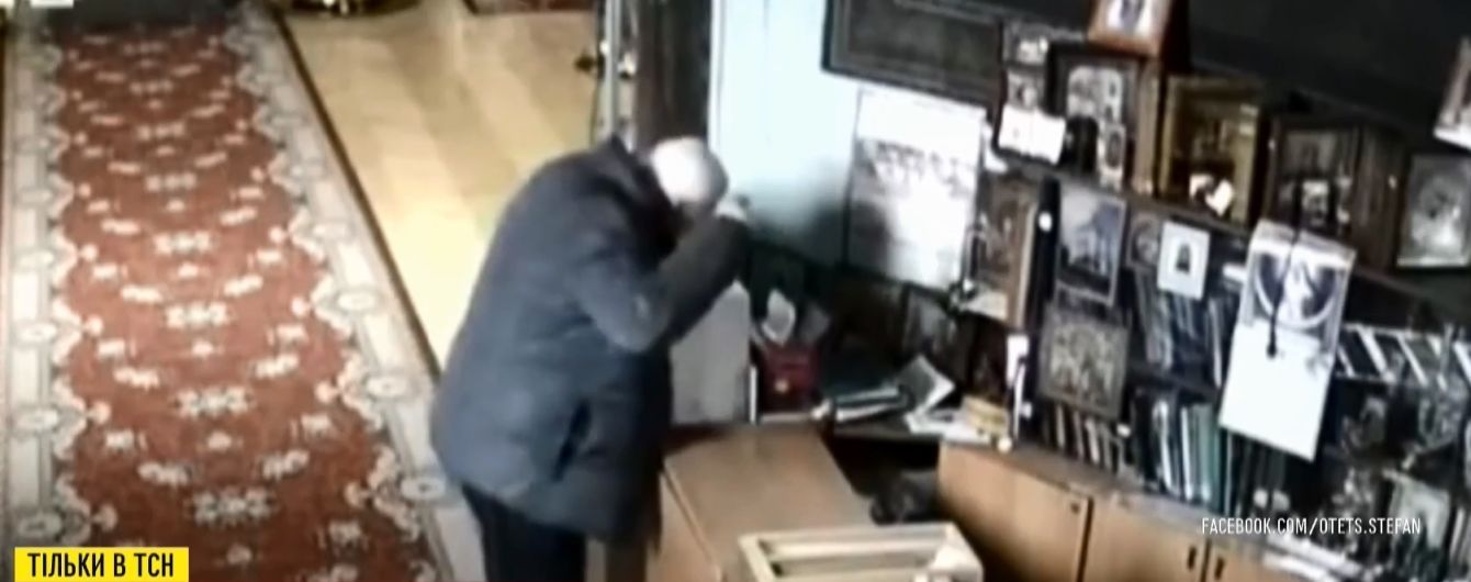 У київському храмі поважного охоронця впіймали на крадіжках грошей зі скриньок для пожертв