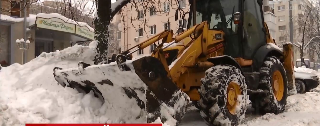 В Киеве снегоуборочная техника спешит на частные заказы, когда целые районы стоят нерасчищенным
