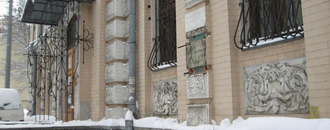 В Киеве вандалы украли уникальный бюст Леси Украинки с фасада музея поэтессы