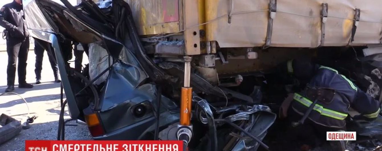 Под Одессой легковушка на большой скорости влетел под грузовик
