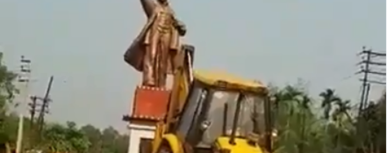 Ленінопад в Індії. В одному зі штатів знесли пам'ятник "вождю" і пограли його головою у футбол