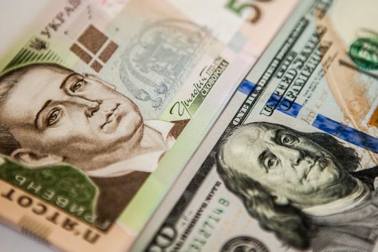 Долар подешевшає в курсах валют від НБУ на вівторок