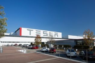 Tesla отбивается от юристов погибшего водителя