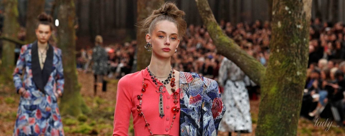 На показе Chanel модели дефилировали по осеннему лесу