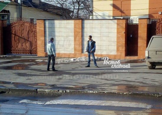 У Росії чоловік напав із ножем на перехожих