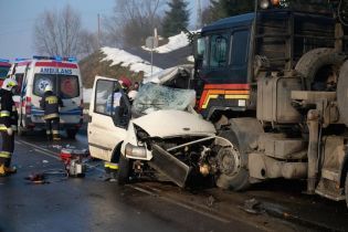 У Польщі авто з українськими заробітчанами влетіло під колеса вантажівки – є загиблі й травмовані