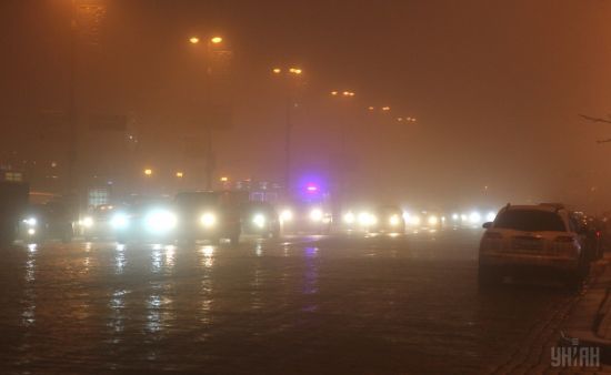 Київ огорнув густий туман. Поради водіям та прогноз погоди