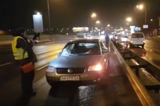 В Киеве авто сбило нацгвардейца, который бросился на помощь пострадавшему в ДТП