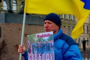 У Росії напали з ножем на активіста, який пікетував з українським прапором