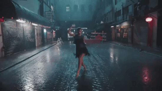 "Невидима" Тейлор Свіфт влаштувала дивакуваті танці у калюжах та в метро