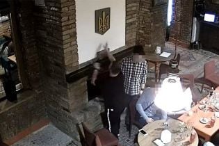З України видворили польського студента, який публічно спалив тризуб
