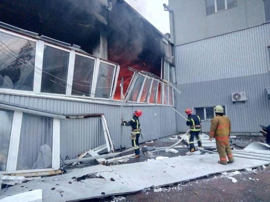 В Киеве сгорел огромный склад и едва не взорвались баллоны с газом и не загорелся офисный центр