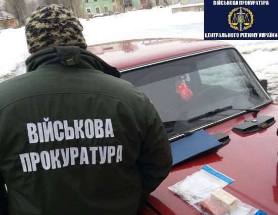 На Чернігівщині затримали торговців зброєю, які отримували “товар” від військових