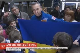Астронавт із США, який розгорнув у космосі український прапор, прилетів до Дніпра