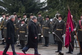 Під час зустрічі президента Австрії Порошенко підняв та одягнув на військового шапку, яка впала