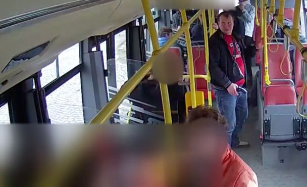 Полиция разыскивает украинцев, которые в автобусе в Праге избили чеха с пистолетом