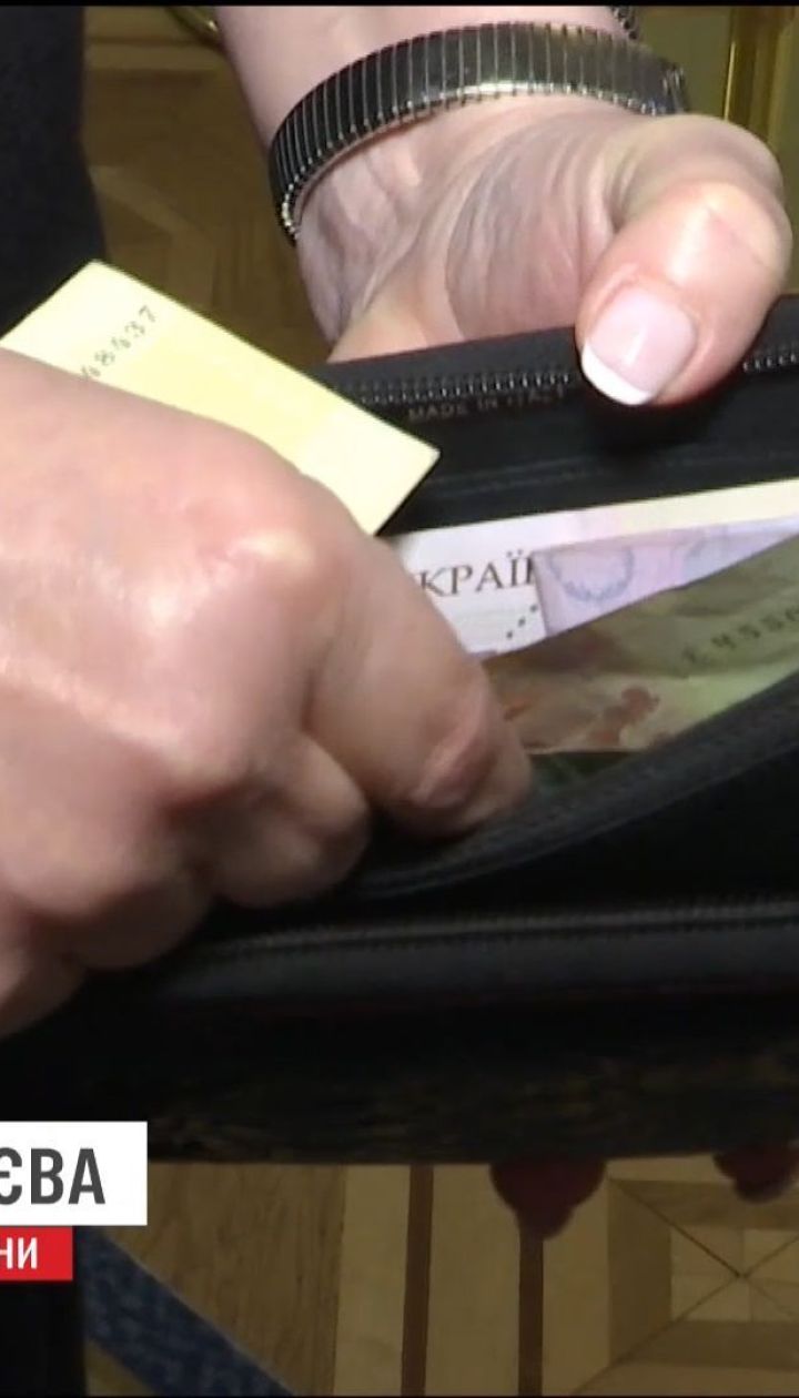 "Ні копійки в кишені": ТСН заглянула в гаманці народних обранців