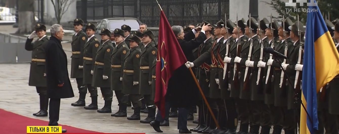 "Дуже приємно було": солдат почесної варти розповів про вдягнуту президентом шапку. Ексклюзив ТСН