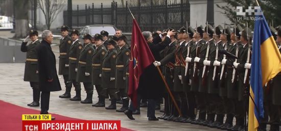 "Дуже приємно було": солдат почесної варти розповів про вдягнуту президентом шапку. Ексклюзив ТСН