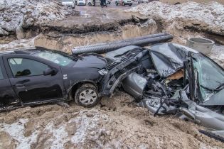 У Києві за ніч у будівельний котлован влетіли дві автівки, є травмовані