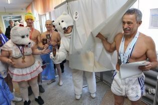 Оголені моржі та ядерні ракети. Як ряджені росіяни голосують на виборах президента