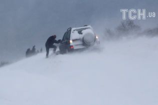 Велика Британія опинилася в сніговому полоні: дороги заметені, а в аеропортах скасували сотні рейсів