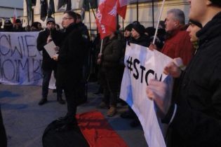 Польський депутат потоптався по прапору УПА і спалив портрети Шухевича та Бандери