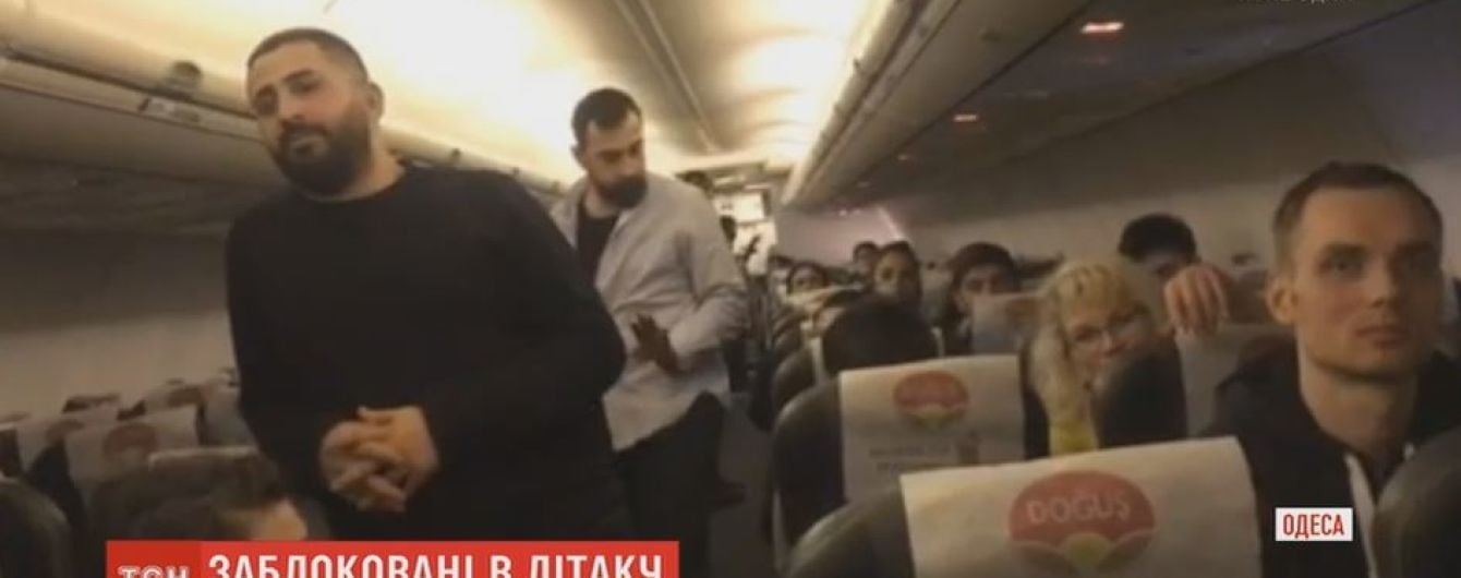 13 годин в літаку: журналісти ТСН дізнались причини затримки вильоту з Одеси