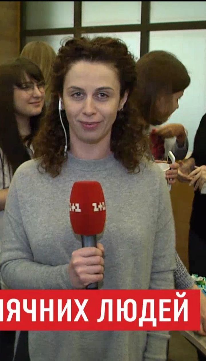 Люди по всьому світу надягають різнокольорові шкарпетки, аби підтримати людей із синдромом Дауна