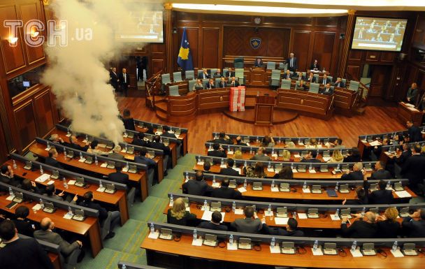 У Косово в будівлі парламенту розпилили сльозогінний газ