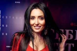 Эффектный выход: Анна Добрыднева пришла на премьеру фильма в красном мини с сексуальным декольте