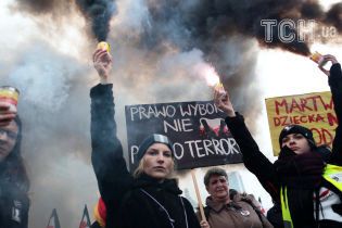 У Польщі жінки у чорному одязі та з файєрами вийшли протестувати проти нових обмежень на аборти