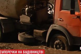 Под Киевом активисты "утопили" в грязи бетономешалку с конфликтного строительства
