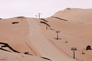 Марсианские пейзажи: в Грузии на курорте выпал красный снег
