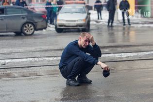 Розпач і збентеження. Reuters опублікував фото з місця пожежі в Кемерові
