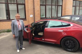 Киевский пасечник на Tesla продает свой красный электрокар
