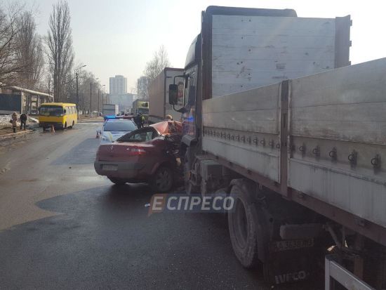 Смертельна ДТП в Києві: легковик влетів під припарковану вантажівку