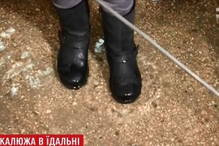 У Дніпрі шкільну їдальню раптово затопило ґрунтовими водами