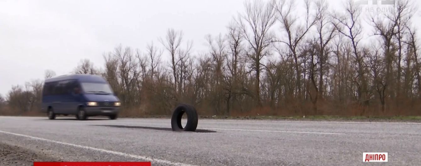 На Дніпропетровщині поліція відібрала права у водія за потрапляння у 5-метрову вибоїну на трасі