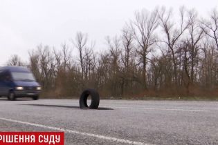 На Дніпропетровщині поліція відібрала права у водія за потрапляння у 5-метрову вибоїну на трасі