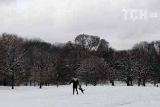 Скасовані рейси та спортивні матчі. Нью-Йорк накрив квітневий снігопад