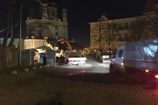 В Киеве посреди ночи убрали МАФовый городок с Андреевского спуска