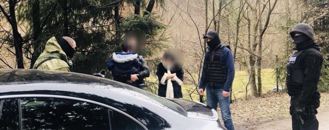 На кордоні з Румунією затримали жінку з банди грабіжників, яку "кришувала" поліція на вокзалі Києва