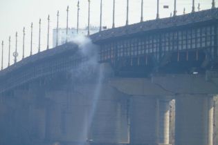 В Киеве частично перекрыли мост Патона из-за прорыва трубы