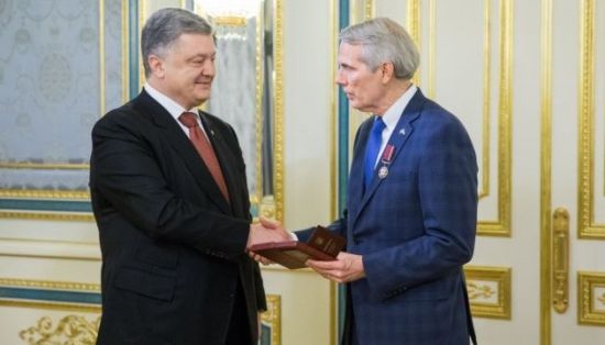 Порошенко нагородив американського сенатора орденом "За заслуги"