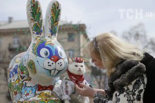 У Києві просто неба влаштували виставку великодніх зайців-писанок