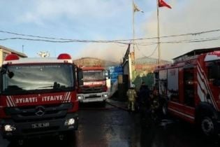 У Стамбулі потужна пожежа знищила фабрику